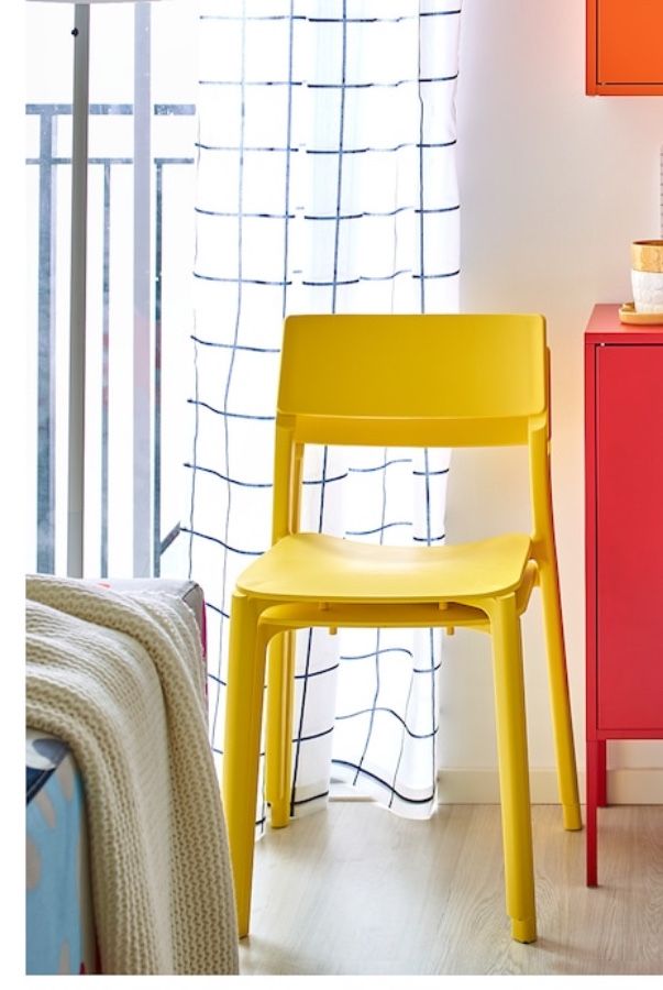 Stol i żółte krzesła z Ikea.