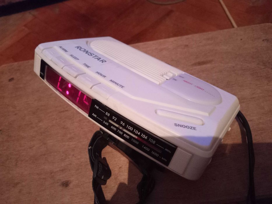 Продам годинник/світильник/радіоприймач Ronstar.