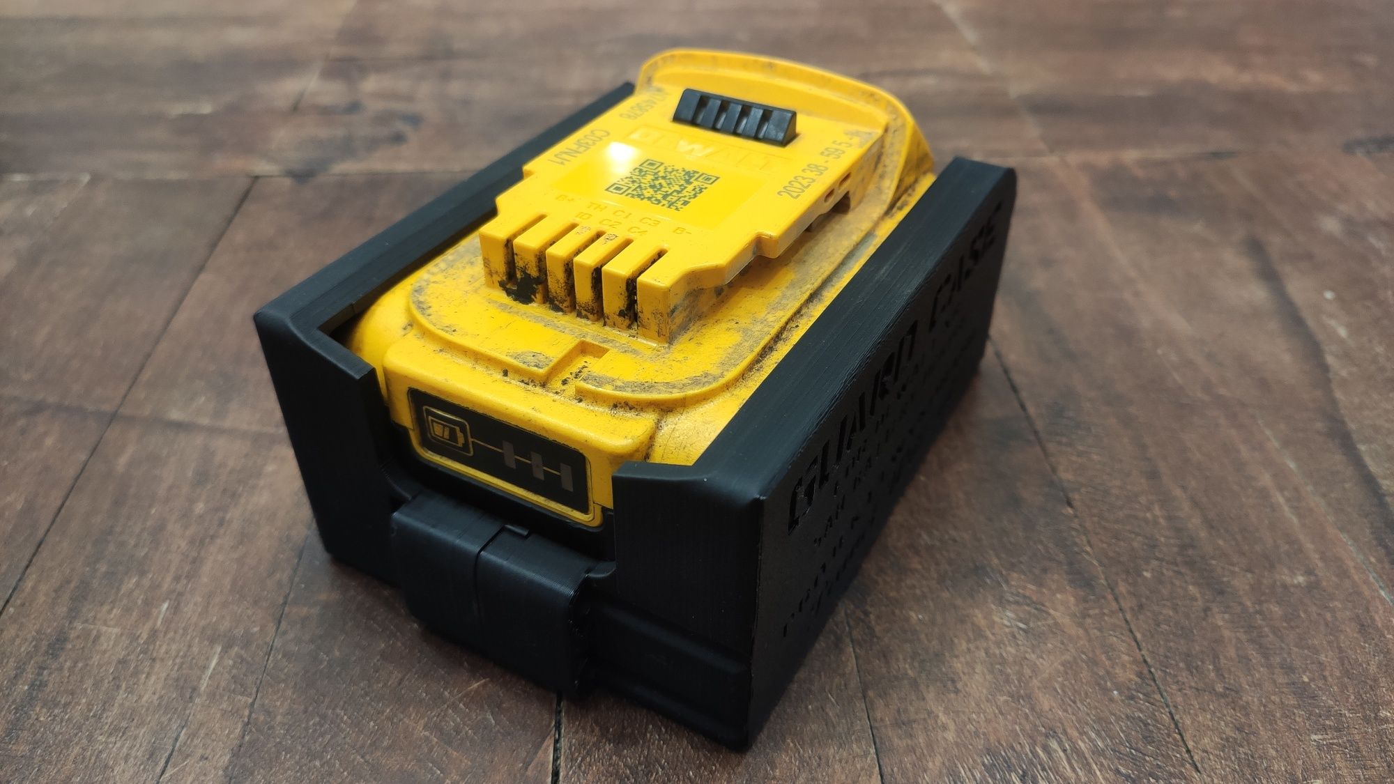 Obudowa ochronna baterii DeWalt XR 5ah Guard Case DCB184.