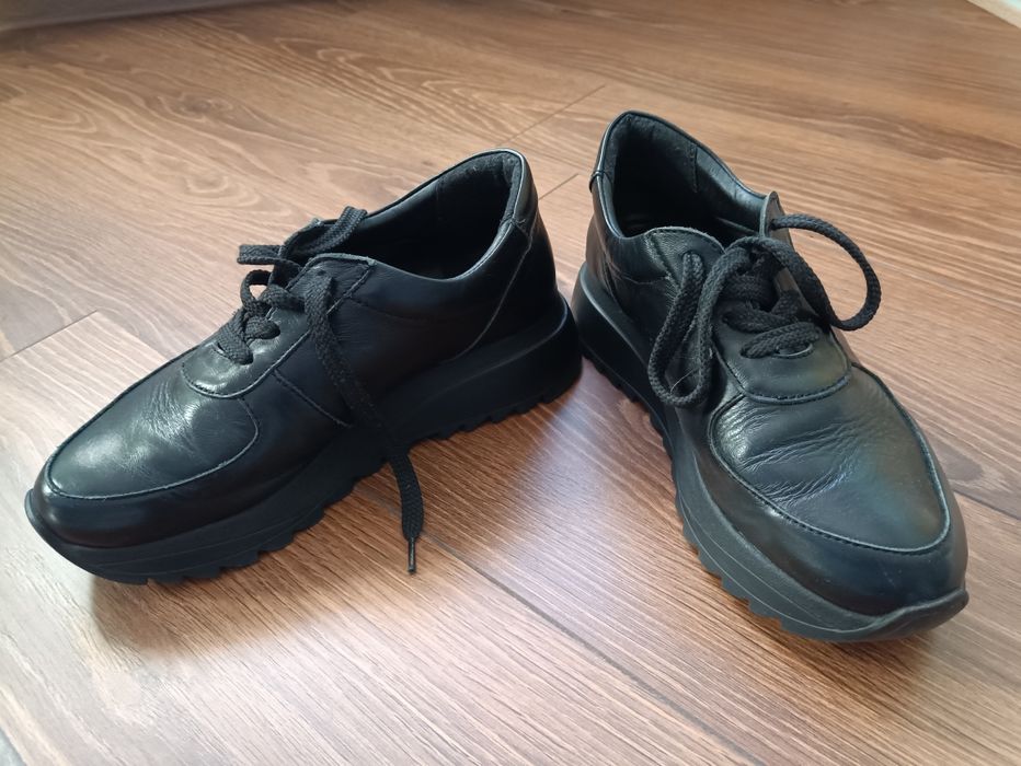 Жіночі кросівки шкіряні