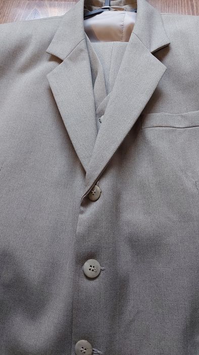 Beżowy garnitur 3 czesciowy