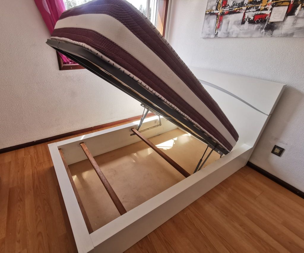 Cama de solteiro com estrado elevatório