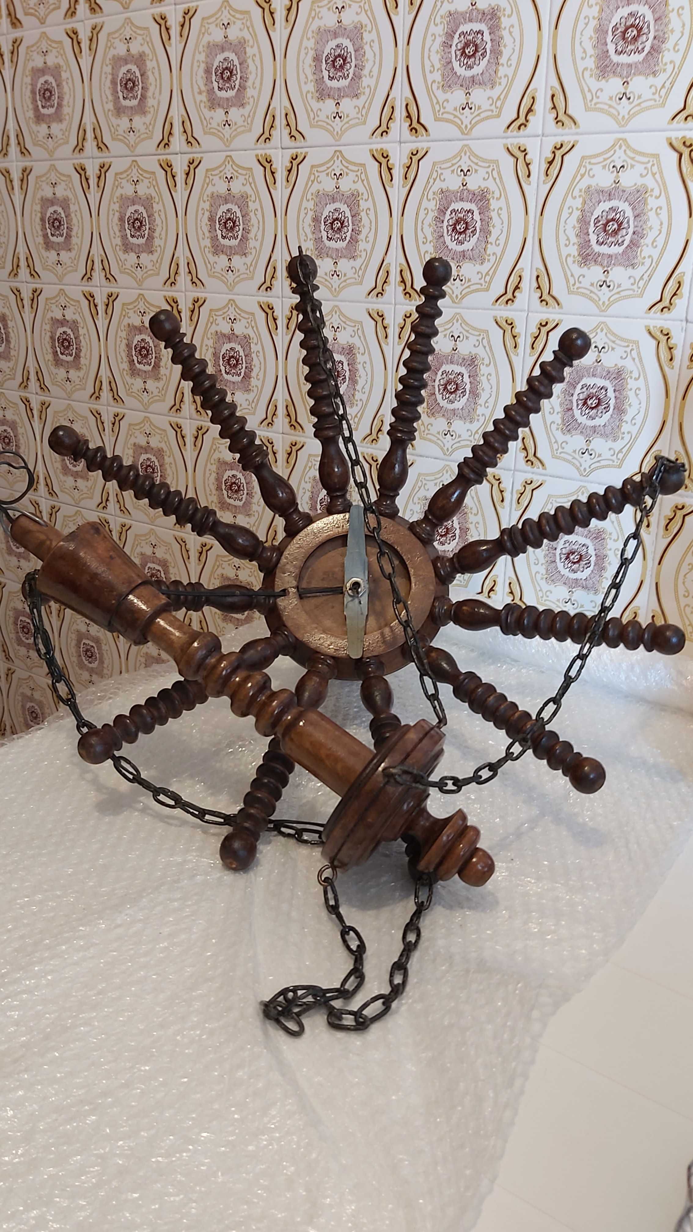 Candedeiro de teto de madeira, links y cristal decorado.