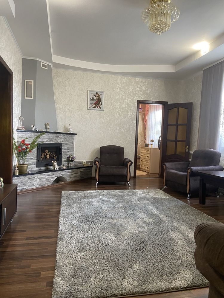Продам затишний будинок біля водойми, 5 кімнат(3окремі), гараж на 2а/м