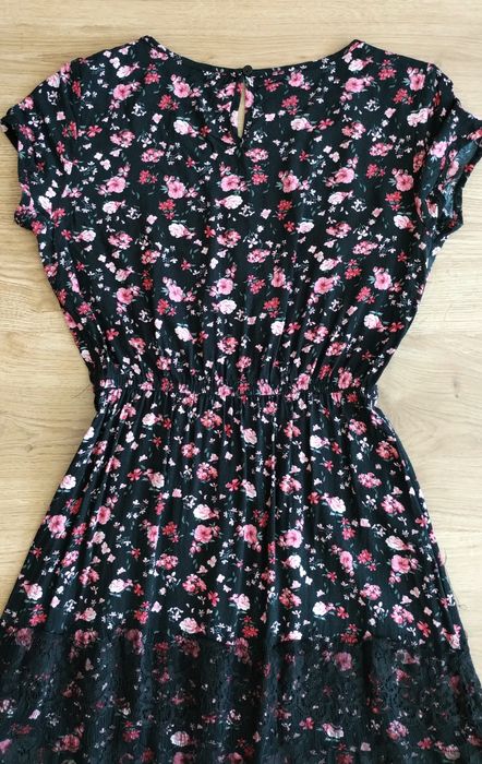 Letnia sukienka w kwiaty Cropp roz S