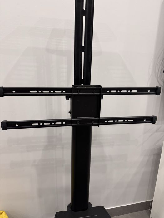 Stojak ma tablice multimedialna