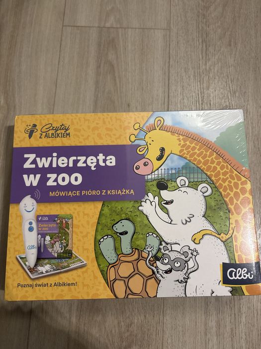 Zwierzeta w zoo albik nowy z piorem