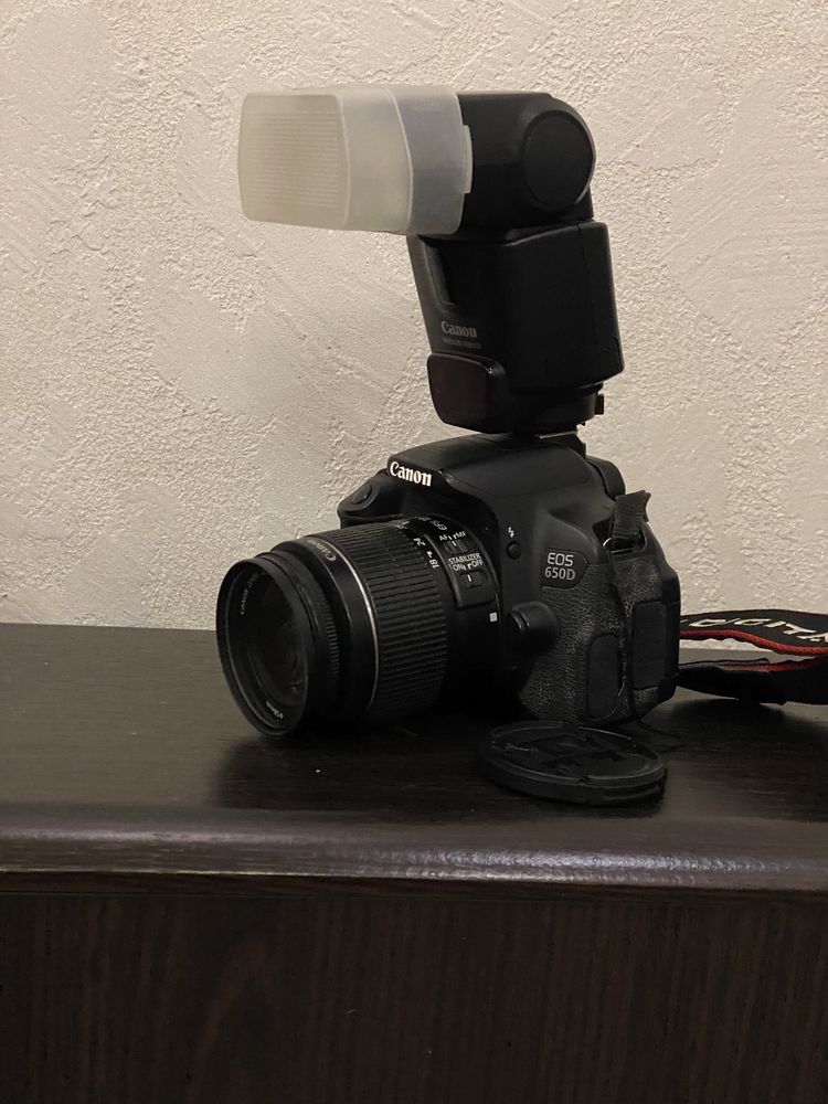 Зеркальный фотоапарат Canon EOS 650D+ объектив + вспышка+ сумка
