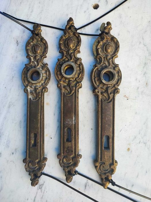 Stare szyldy,do drzwi,mosiężne,rozstaw 9,3 cm.cena za 1 komplet