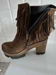 Botas castanhas de salto