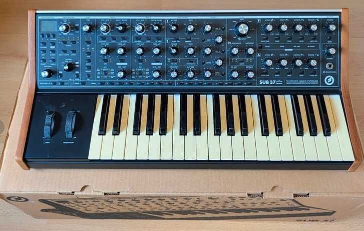 Moog Sub 37 como novo