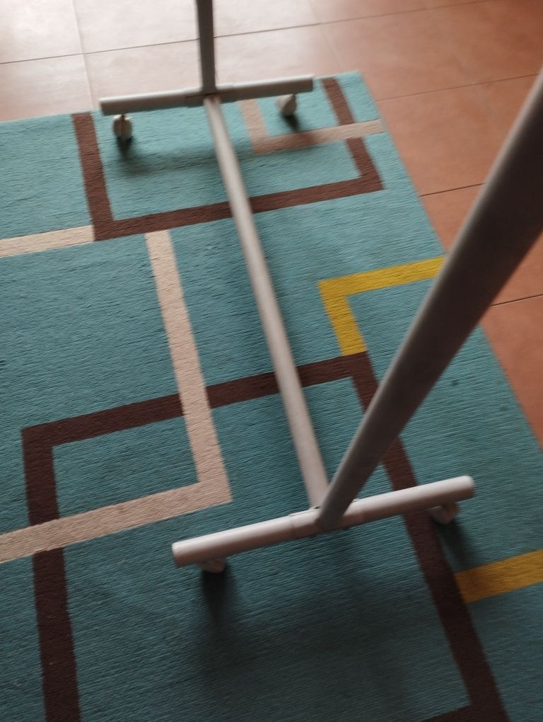 Suporte cabide em ferro com rodas