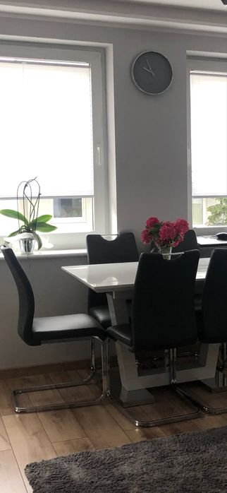 Stól biały połysk z 6 krzeslami szarymi eko skóra z chromem