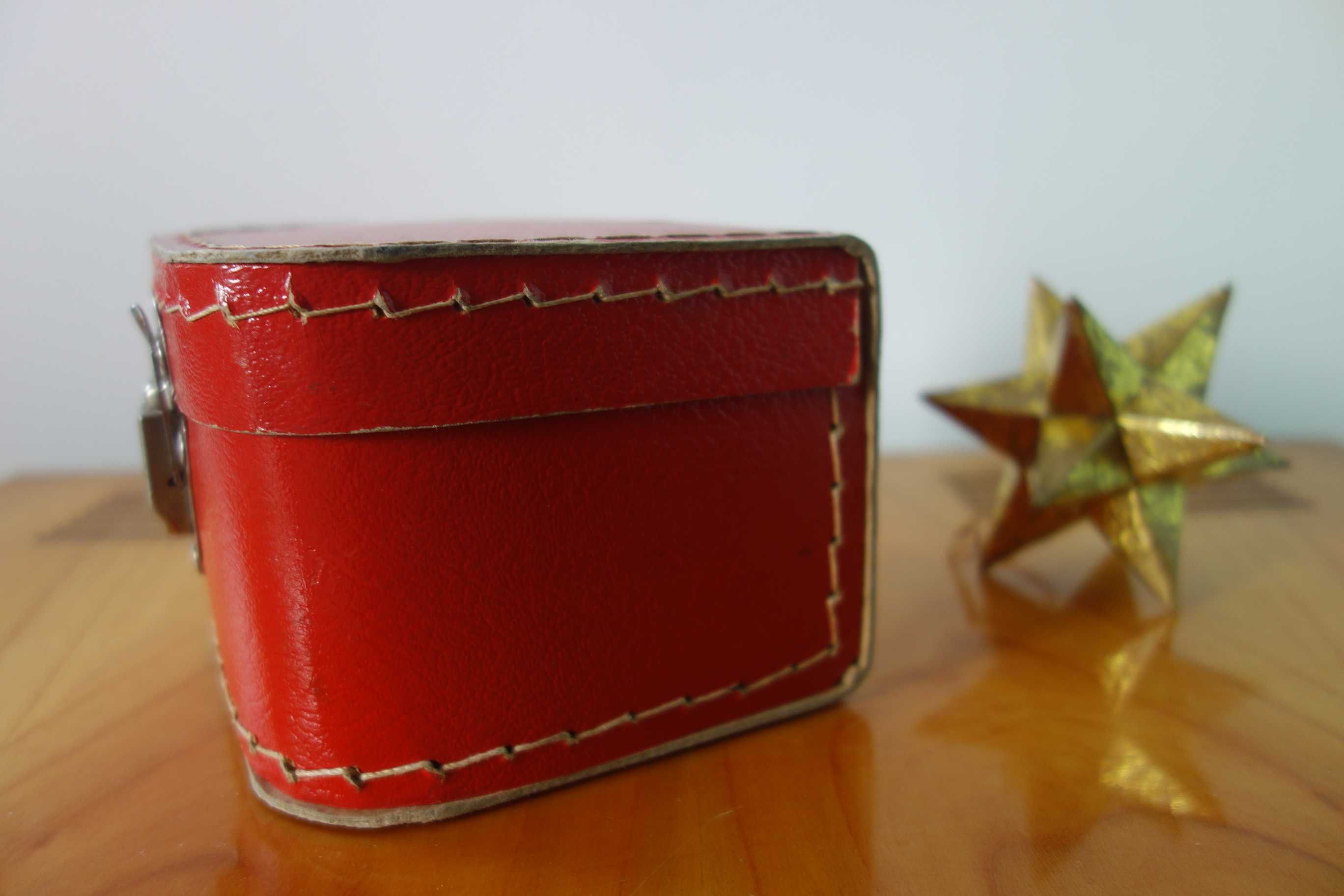 PRL rok 1975 mały czerwony zamykany kuferek pudełko walizeczka