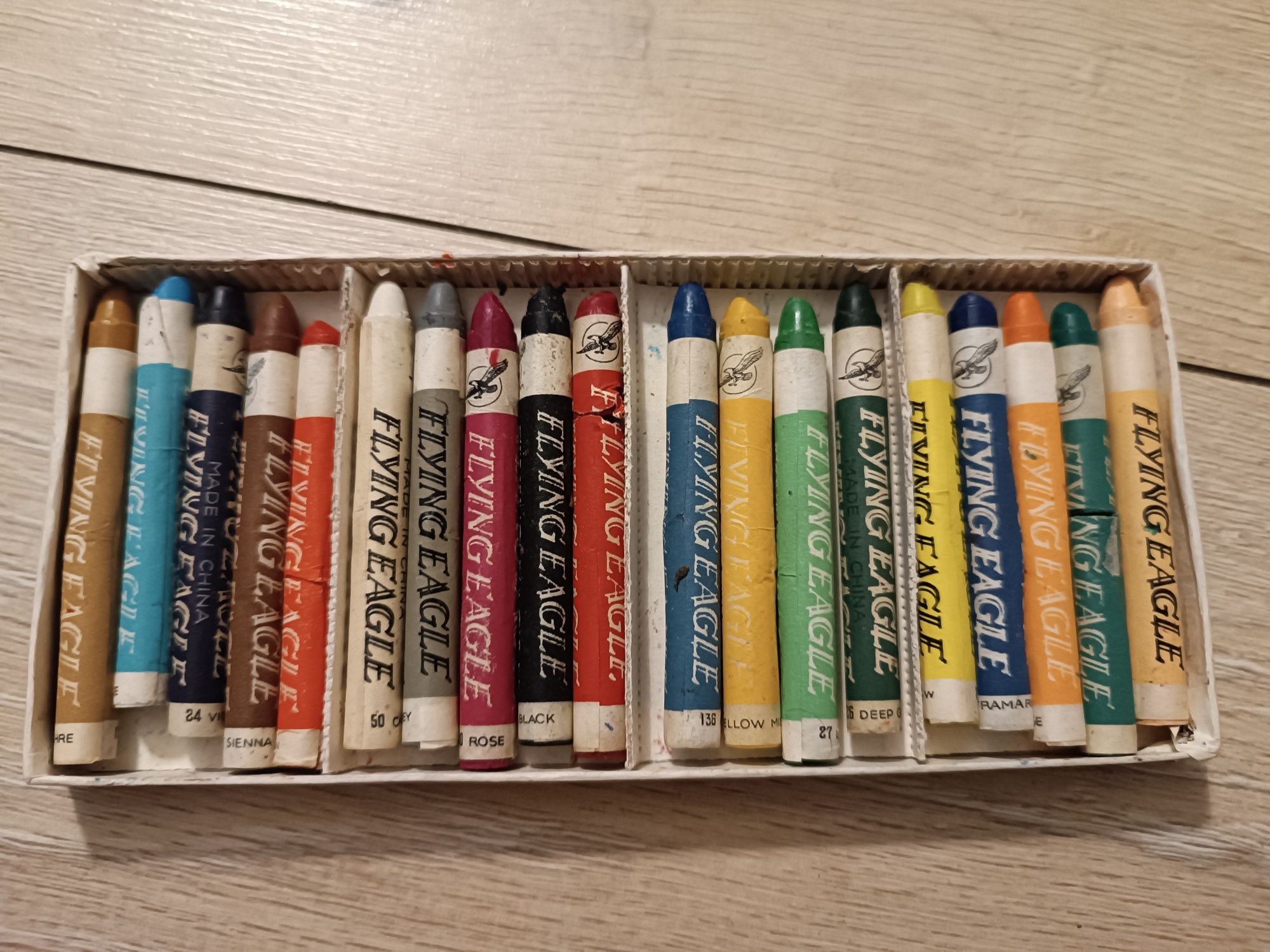 Kredki Flying Eagle Crayon chińskie 220 kultowe ze słonikiem