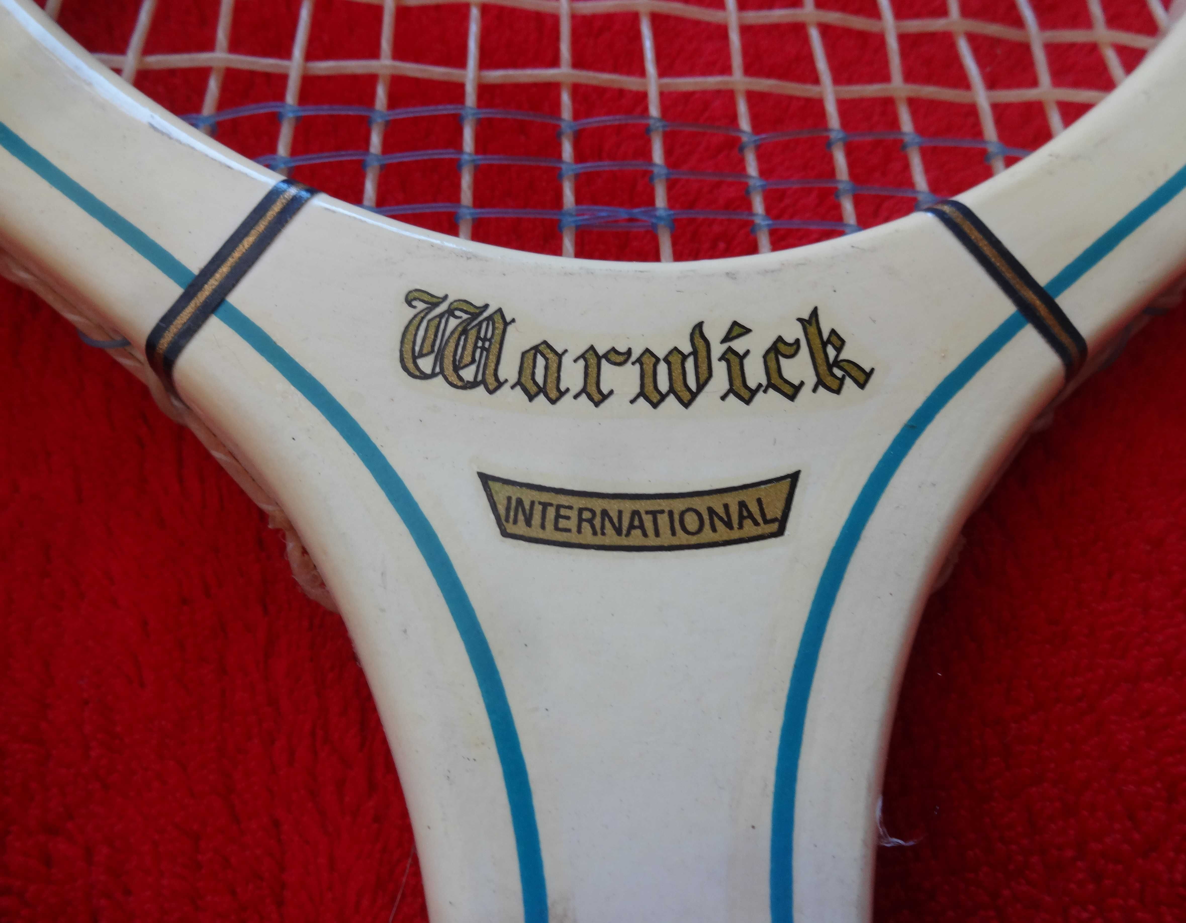 Dunlop - retro rakieta tenisowa z pokrowcem i w prawidle; z Wlk. Bryt.