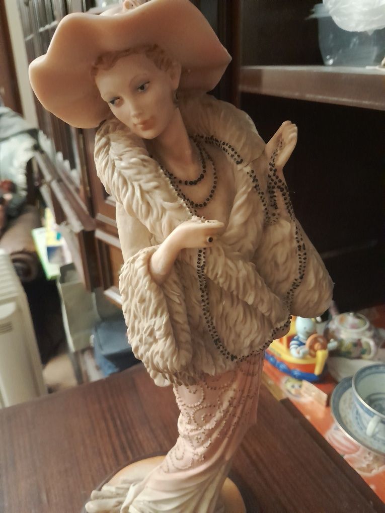 Estatueta em marfinite com base em madeira