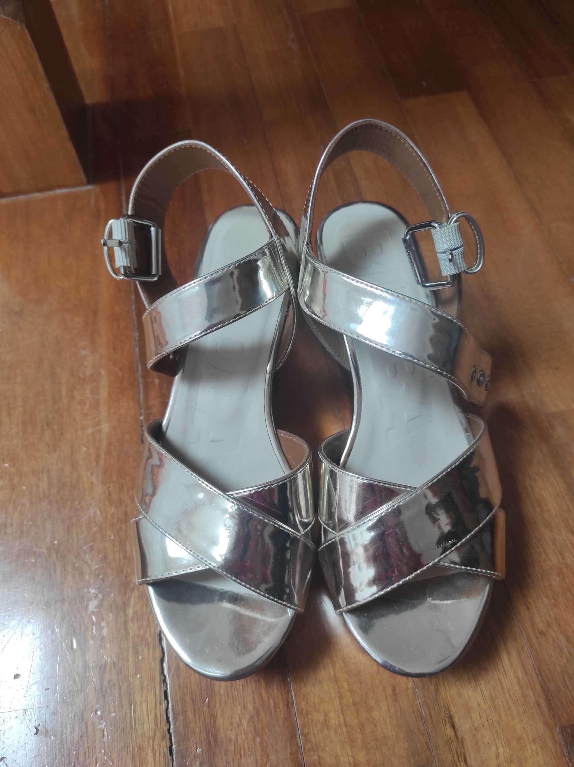Sandálias de pele prateada, marca Bimba y Lola, n. 38