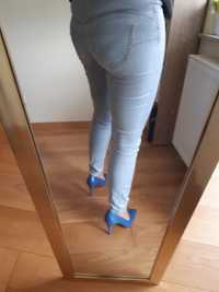 Jasnoniebieski jeans
