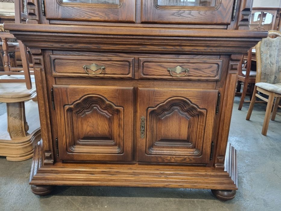 drewniana witryna biblioteka