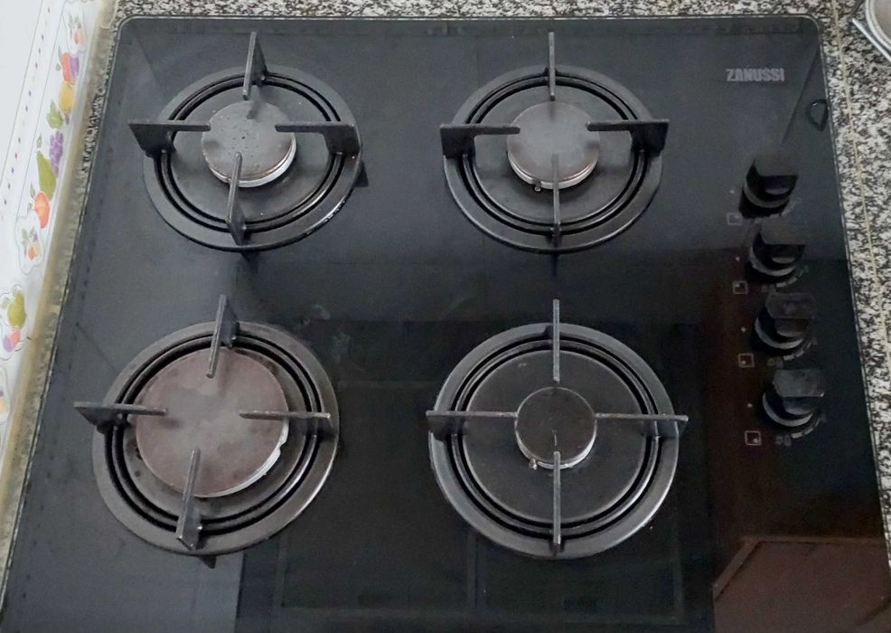 Placa gás Zanussi com quatro bicos. Novo preço