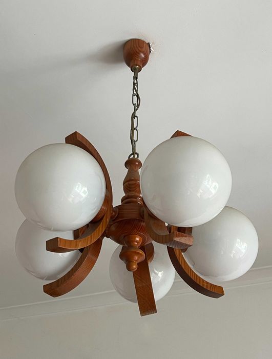 Candeeiro de tecto, em madeira maciça e globos de vidro