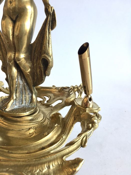 Podstawa pod pióro ze złotą skuwką i kobietą. J. Serkowski w Warszawie