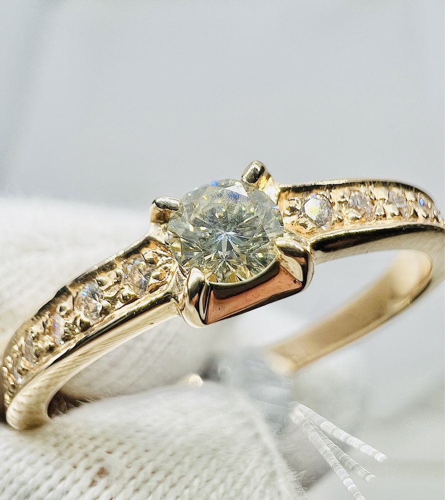 Золотое кольцо с натуральными бриллиантами 0.24 карат.