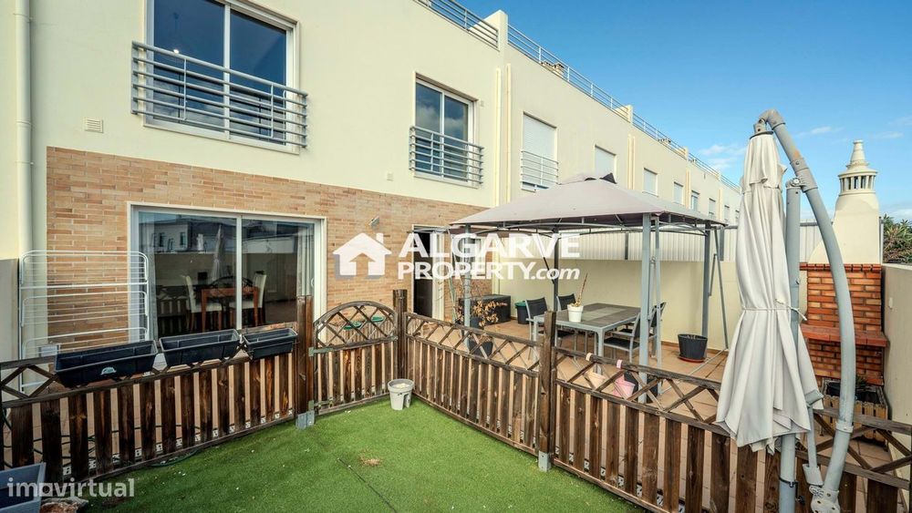 Moradia Moderna V4 em zona residencial perto do Centro de Olhão