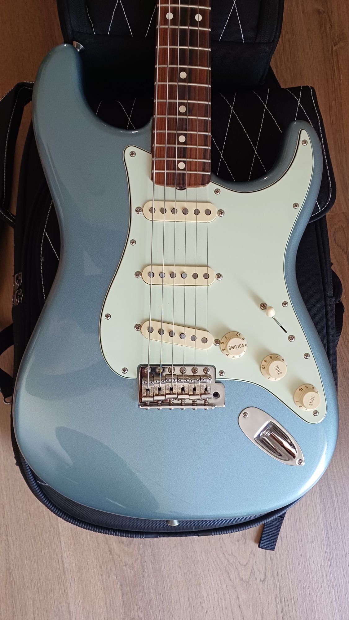 Fender stratocaster Vintera 60's Ice blue metalic MIM