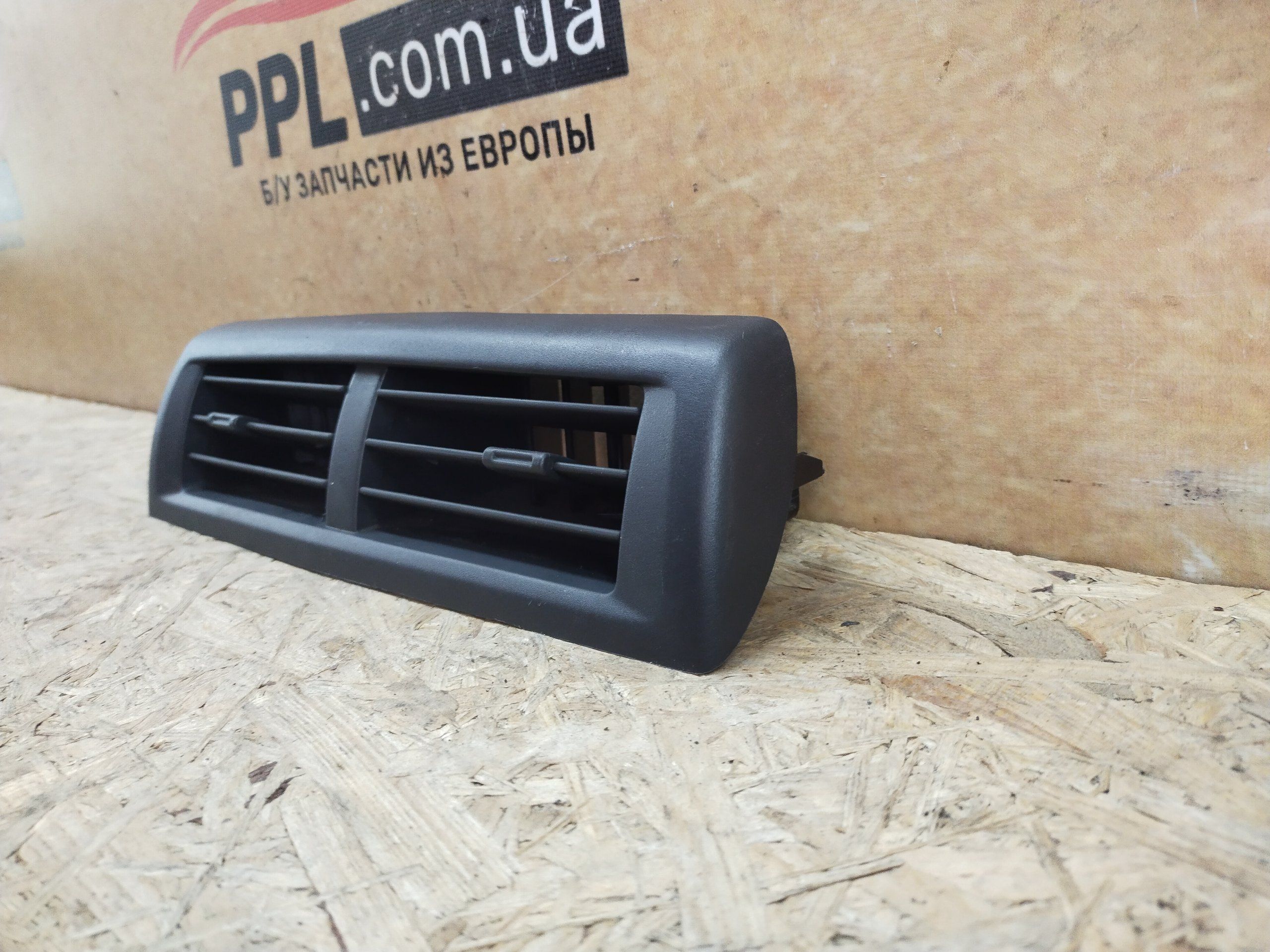 Daihatsu Materia 06-12 дефлектор воздуховод торпедо центр 5567G0010
