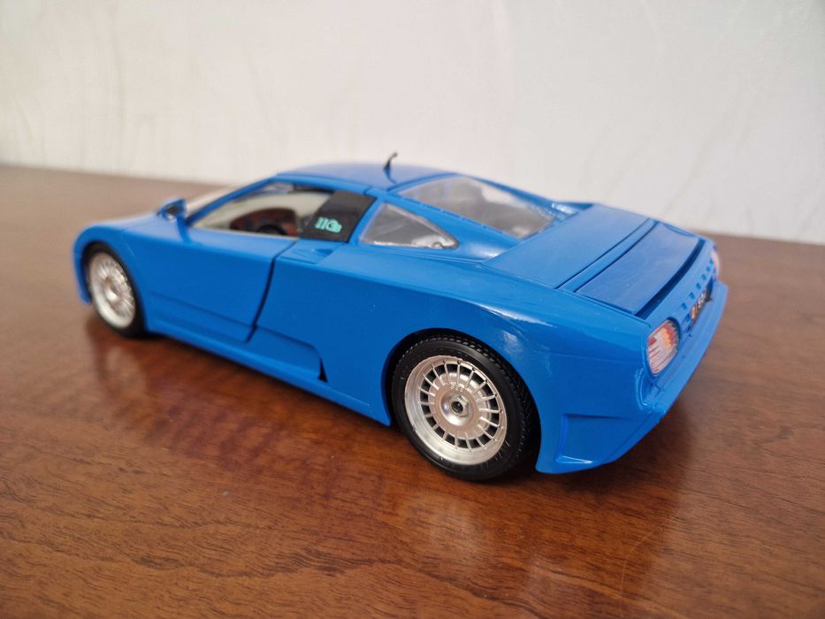 Лот №24 . Bugatti EB110. 1/18.Bburago