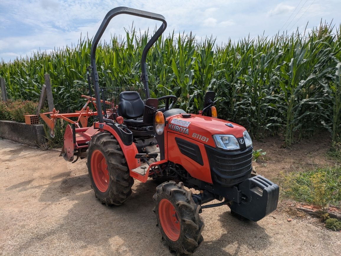 Trator Kubota com alfaias