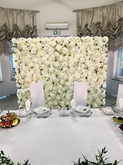 Ścianka kwiatowa dekoracyjna tło ze sztucznych kwiatów