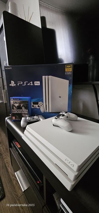 Ps4 pro biała + 2 pady i gry