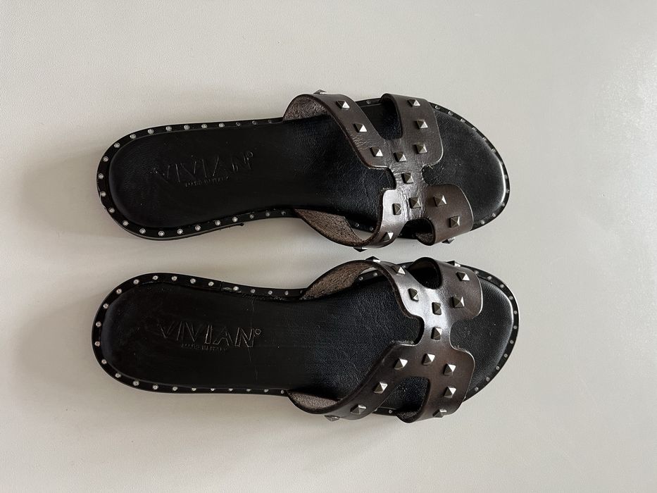 Sandálias rasas com tachas