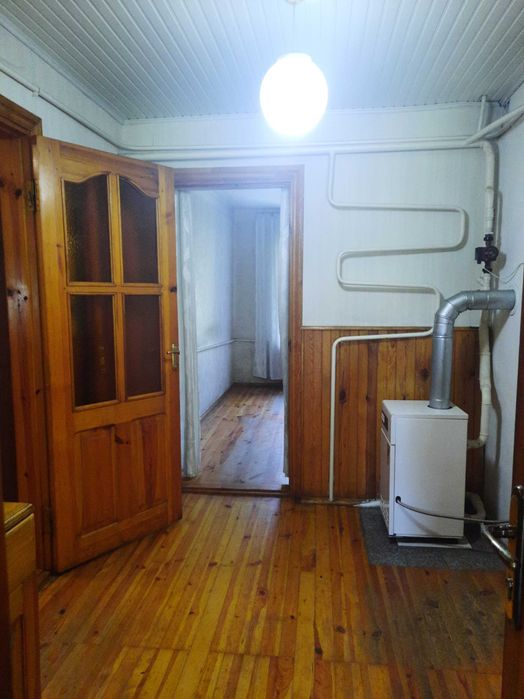 Продаж частини будинку з окремим двором,землею та зручностями.