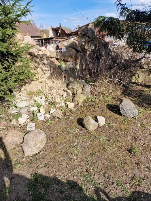 Oddam gruz, ciosane kamienie, cegły