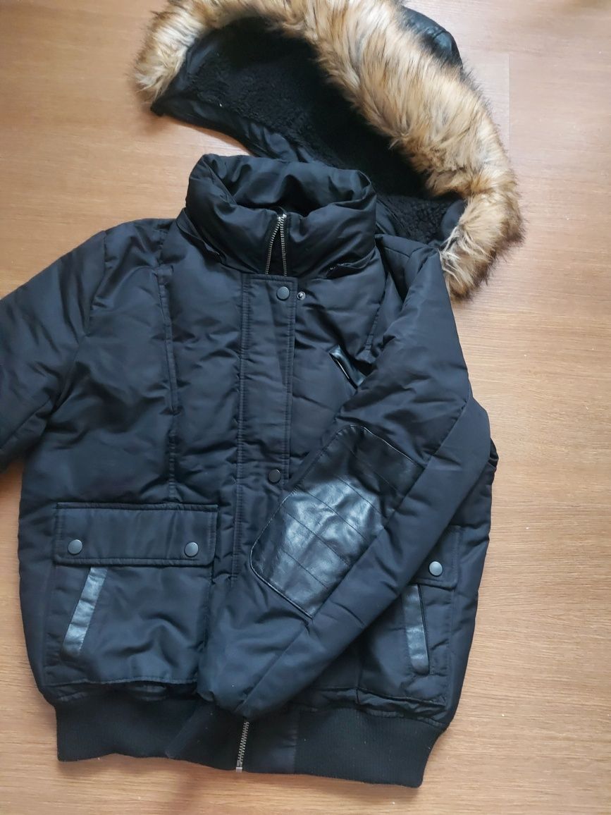 Зимняя короткая куртка с кожанным капюшоном и вставками 46 М
