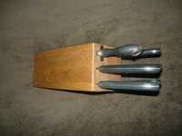 Набор ножей на деревянной подставке