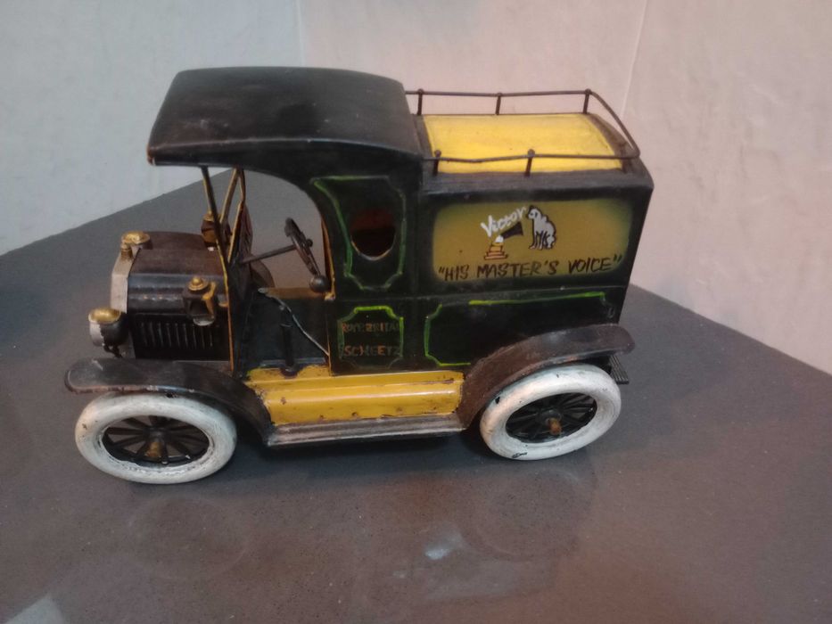 Primeiro carro Mercadorias caixa Fechada e o Famoso Victor Mod. grande