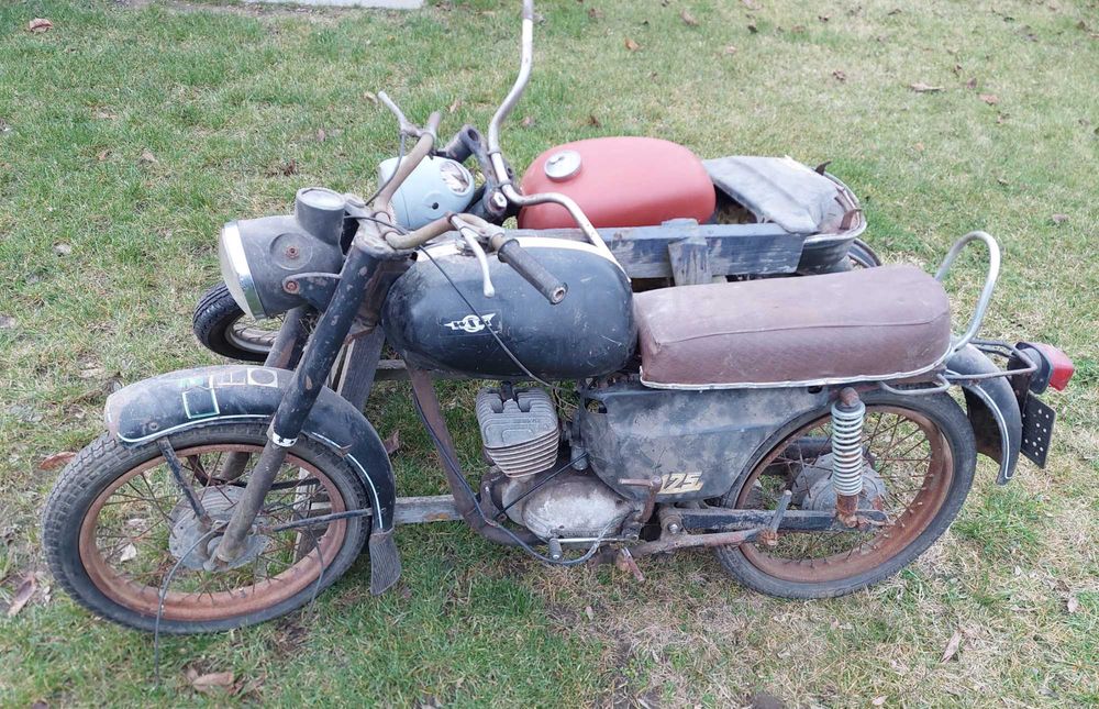 Wsk 125  odpalający silnik+ druga bez silnika