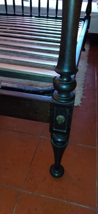 Cama de casal vintage mogno com estrado