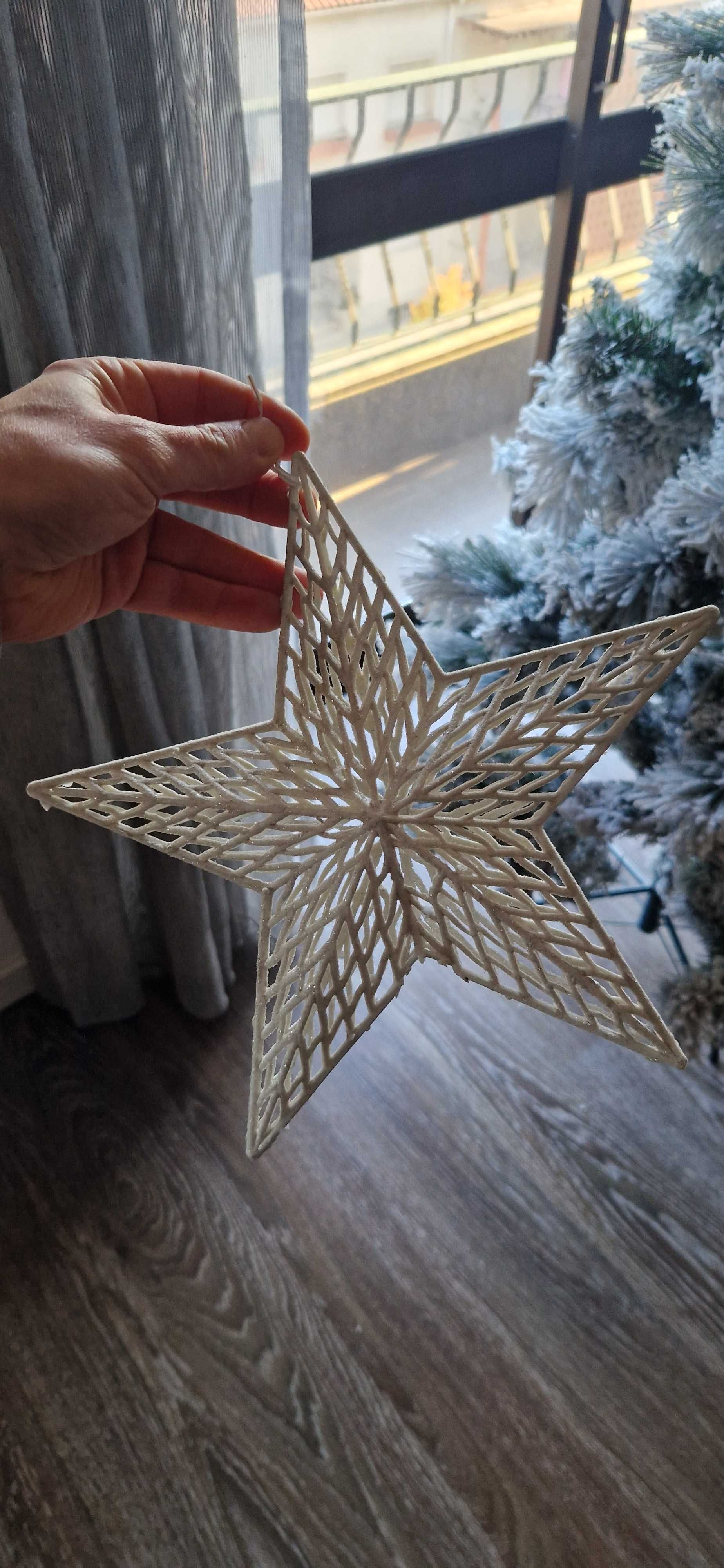 Árvore (Pinheiro) de Natal com enfeites
