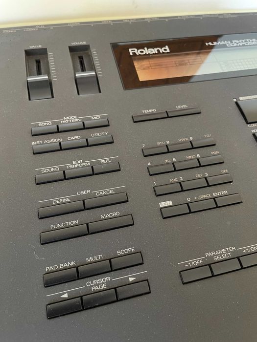 Roland R8 (caixa de ritmos)