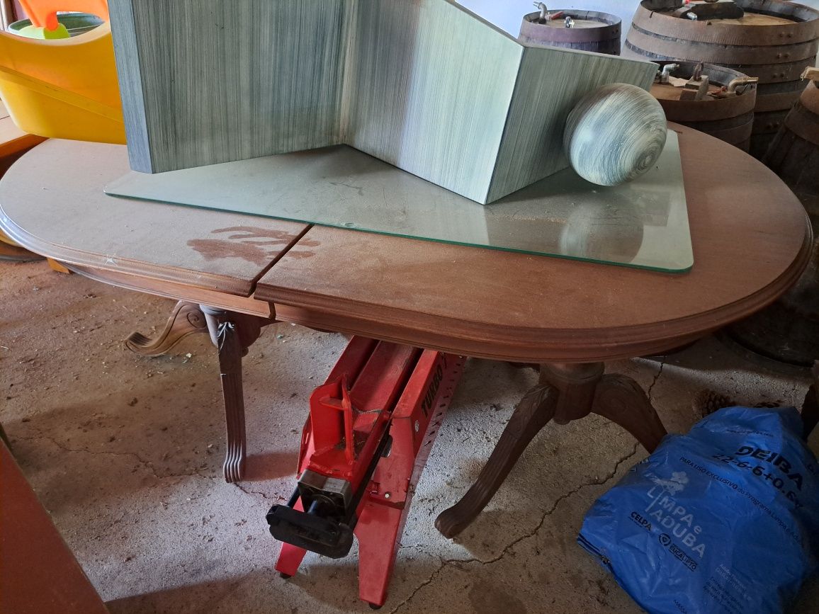 Mesa de jantar em madeira