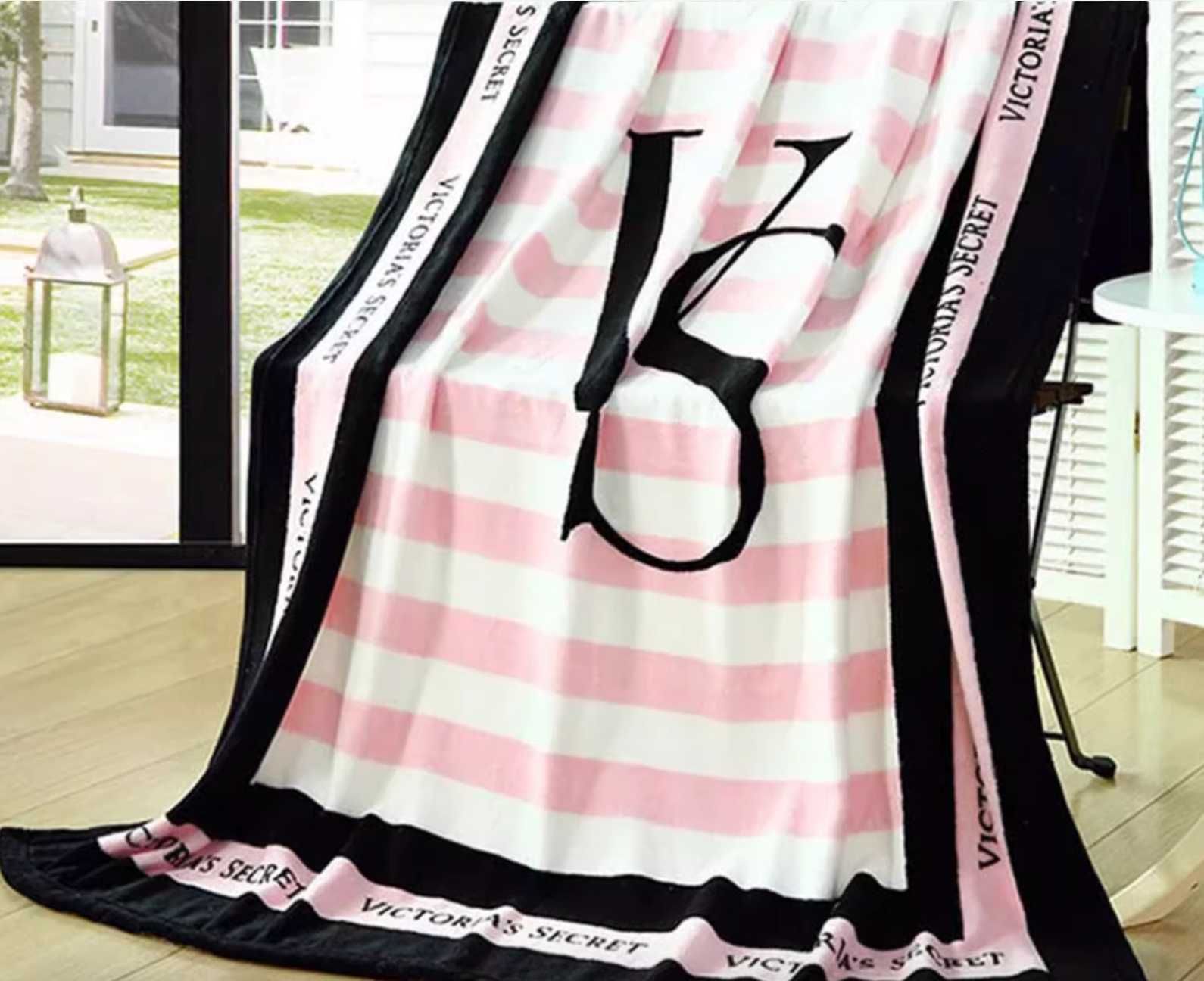 Мягенький пледик Victoria's Secret в подарочном пакете