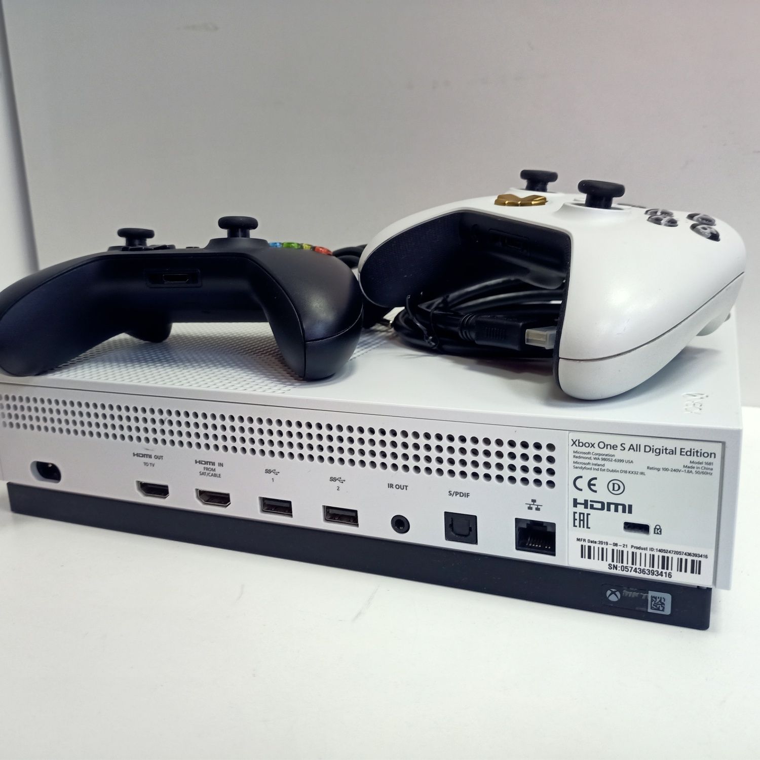 Xbox one s all digital 1 TB+2 pady org.