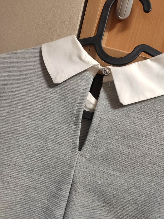 Szara sukienka z białym kołnierzykiem