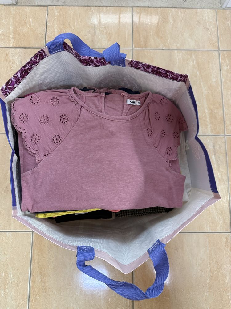 Várias peças de roupa de menina